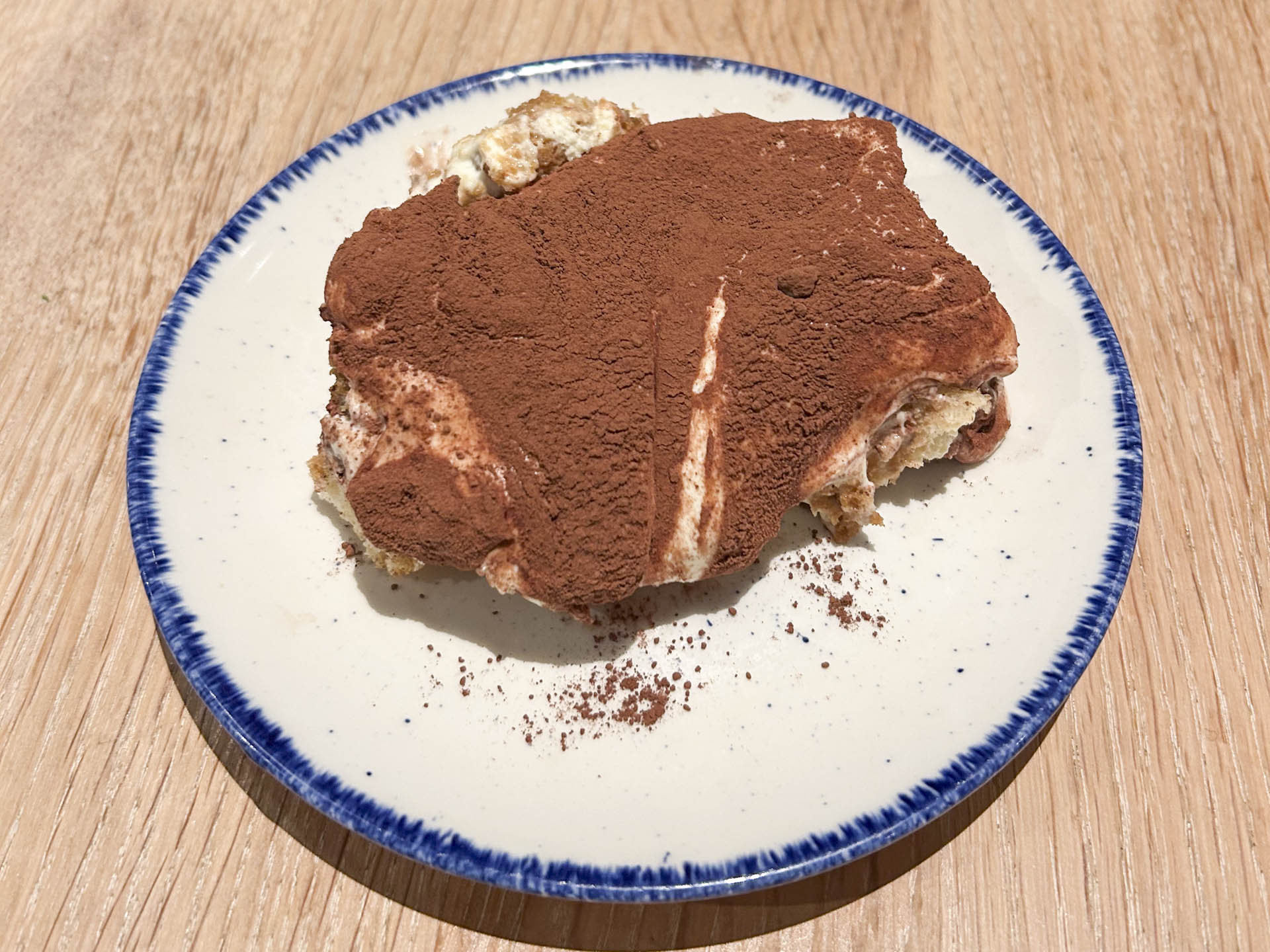 Tilbage var dessert, tiramisu, og jeg vil gerne se den tjener, der kan overgå aftenens service udi hurtighed. Knapt var der gået 30 sekunder fra bestilling, før en tallerken med den italienske klassiker fandt vej til bordet. Bravo.