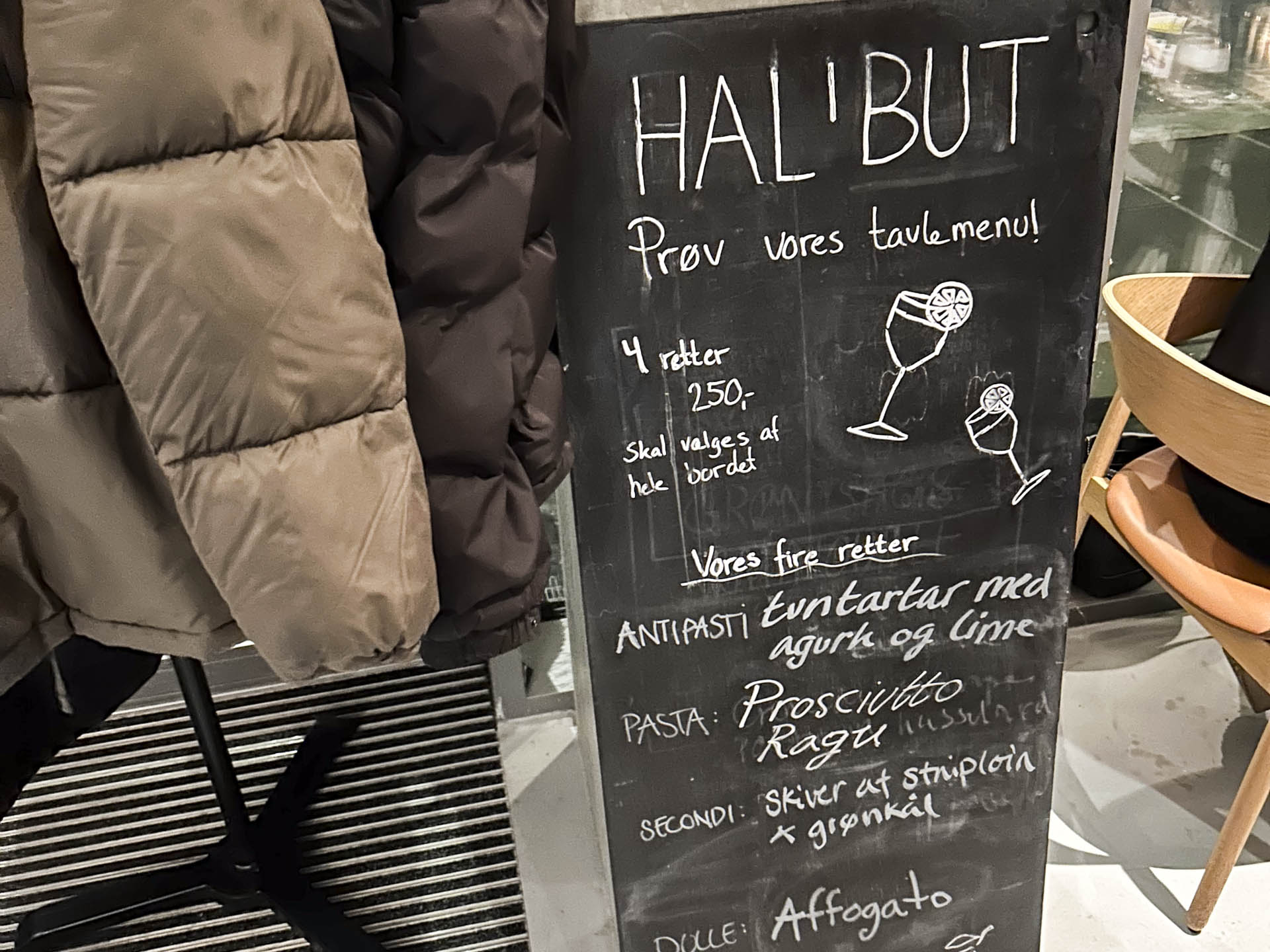 Menutavle med 4 retter mad hos Halibut på Aarhus Ø