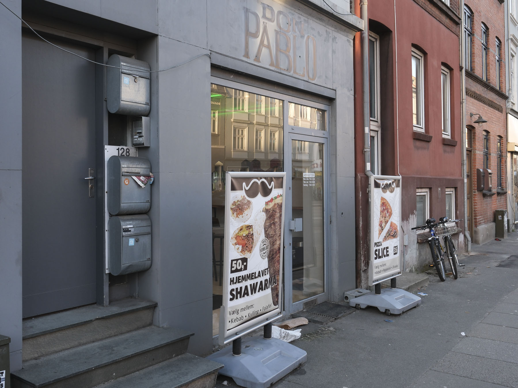 Don Pablo i Frederiks Allé 128 set udefra gaden af