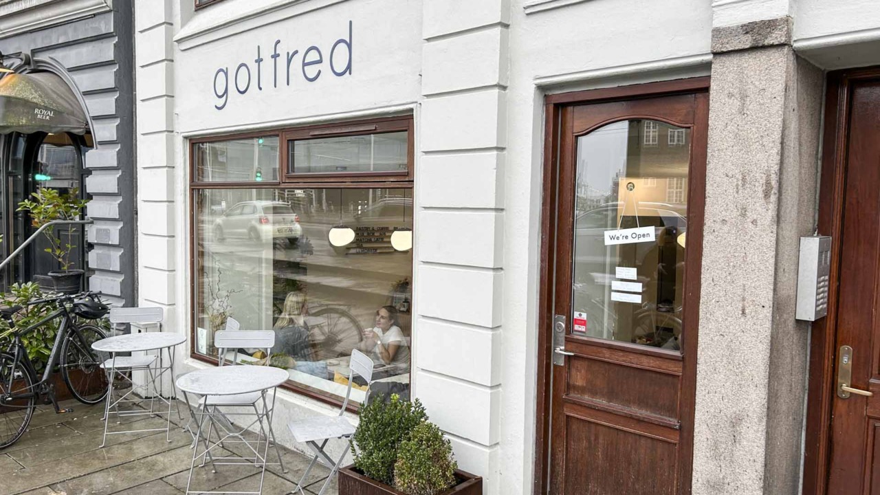 Gotfred Aarhus set udefra fortovet af