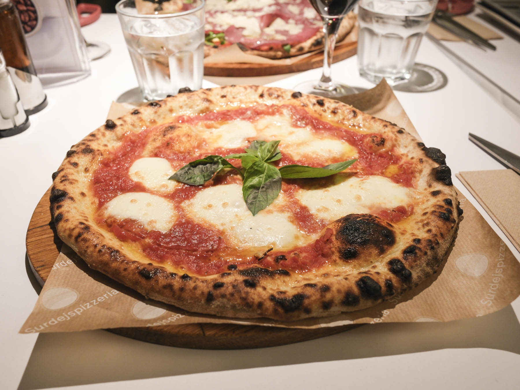 Et pizzerias Margherita siger alt om personalets færdigheder, og hos Surdejspizzeria kan de tydeligvis deres kram