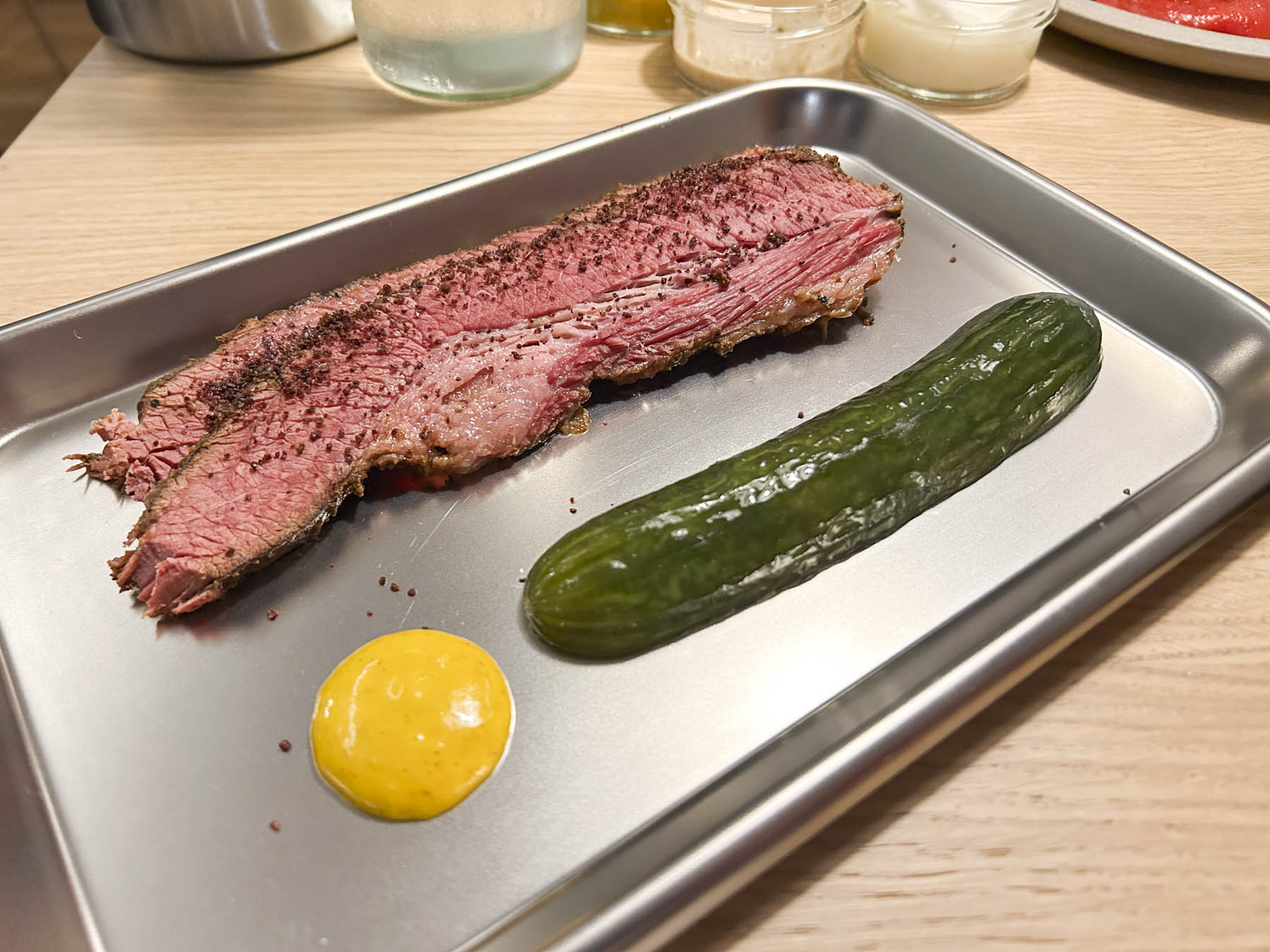 Pastrami, her lavet på spidsbryst, glinsede saftigt hos Marais Bistro & Bar