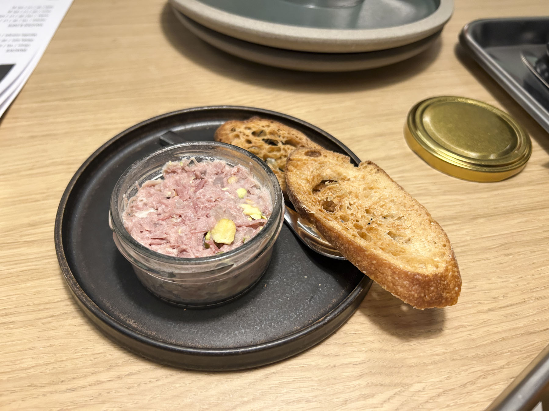 Vores rillette med tilhørende sprødt brød havde anonym, fersk kødsmag.