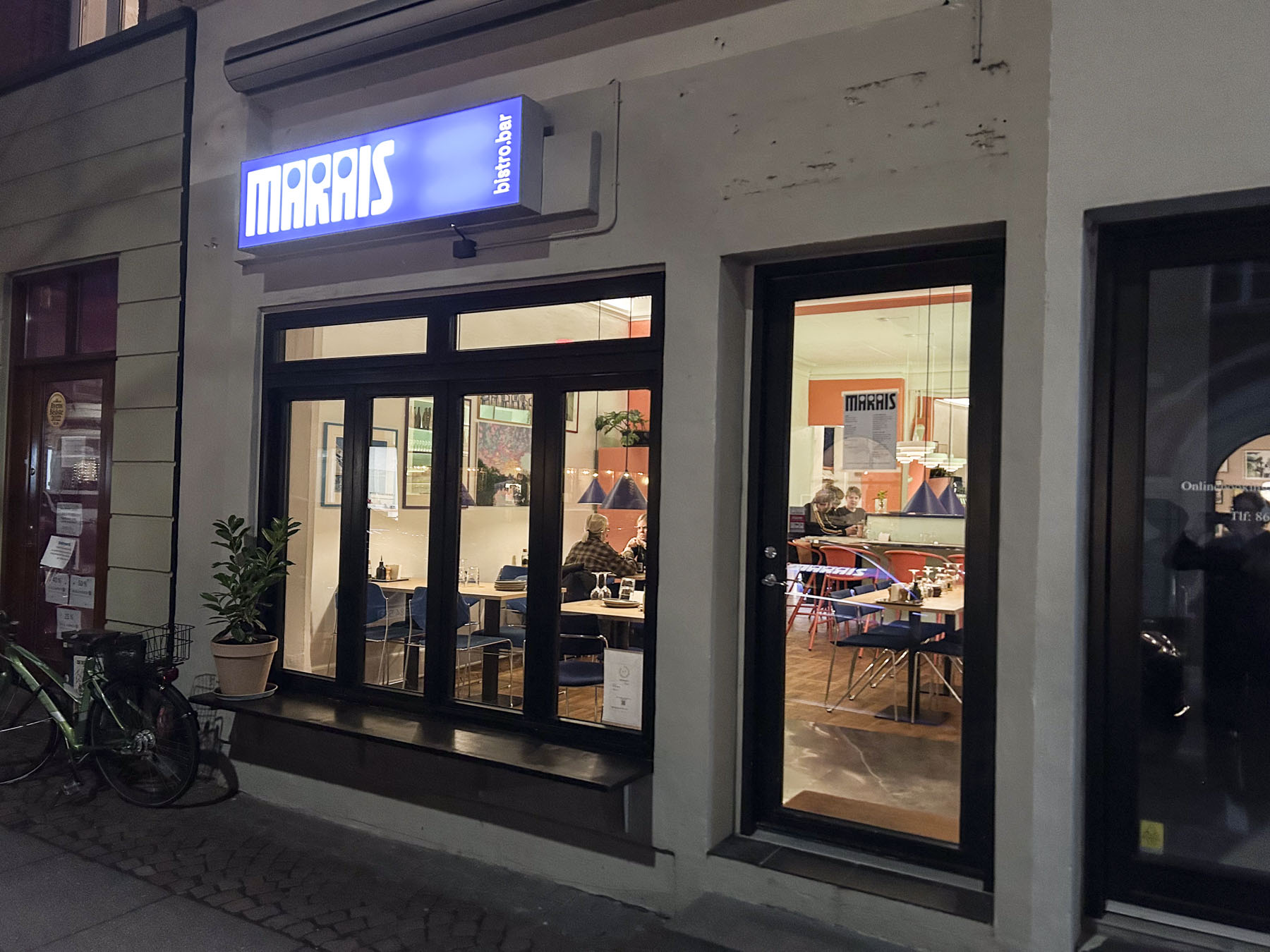 Marais Bistro & Bar i Guldsmedgade set udefra gade af.