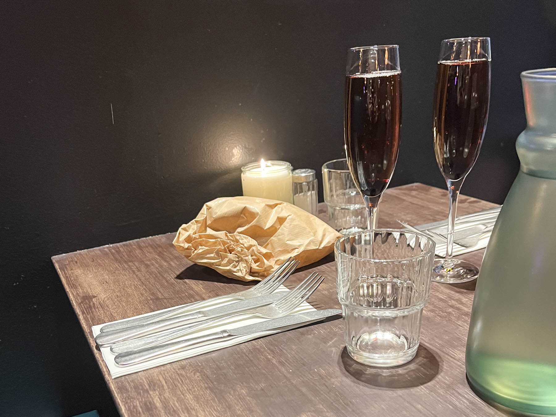 Kir Royal og en brødpose hos Petit Prix på Aarhus Ø