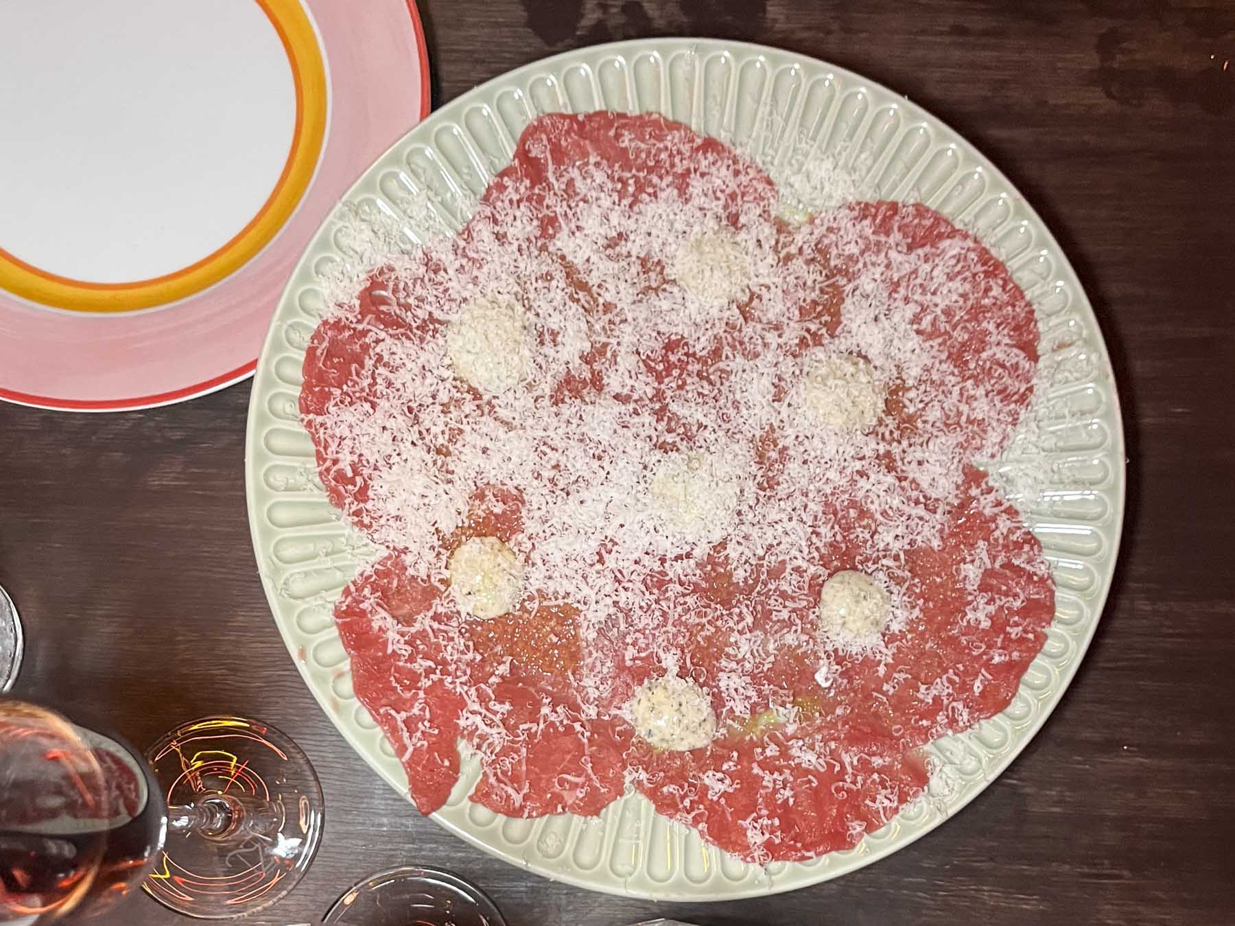 Carpaccio med trøffelmayo og parmesan på Aarhus Ø