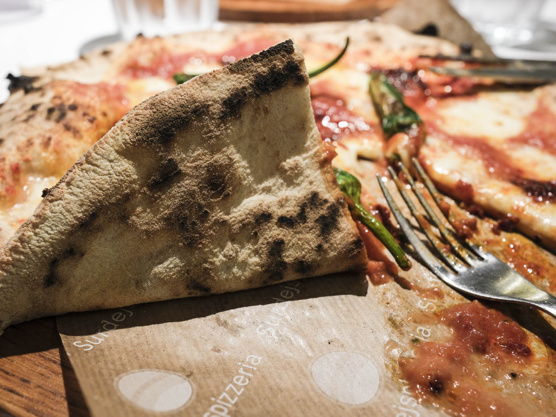 Underside af pizzabund hos Surdejspizzeria 