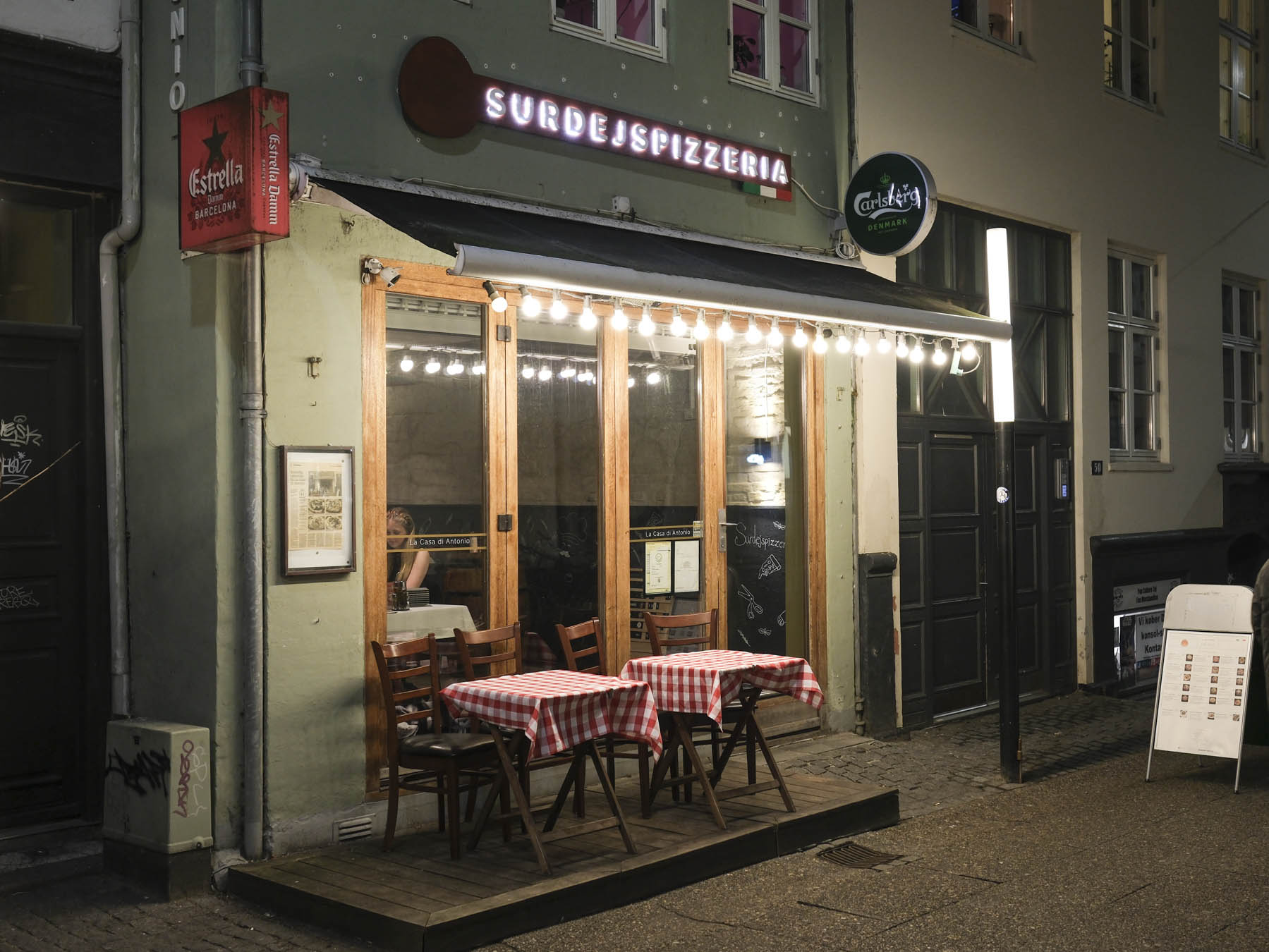 Surdejspizzeria i Frederiksgade set udefra.