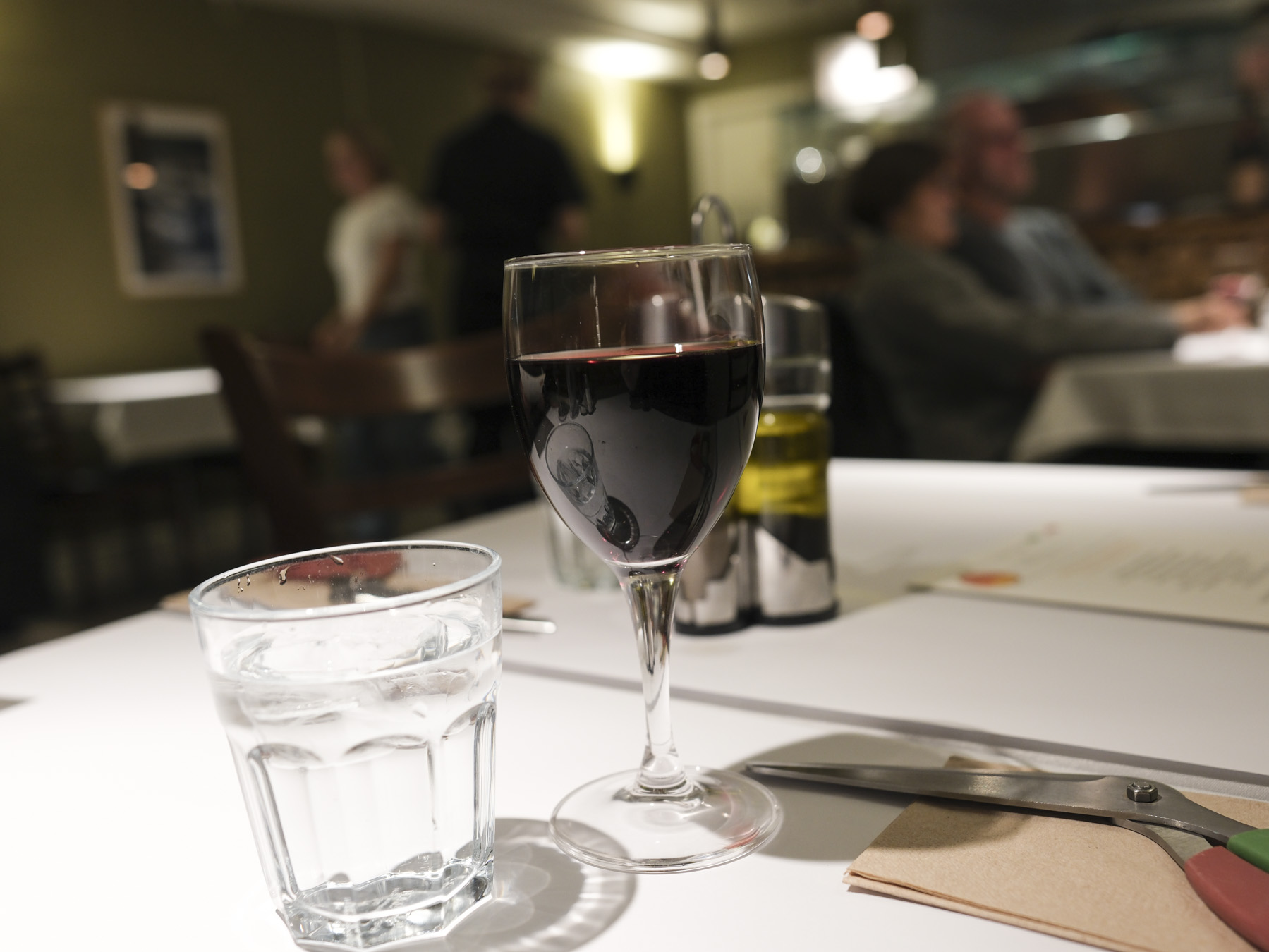 Et glas rødvin hos Surdejspizzeria i Aarhus 