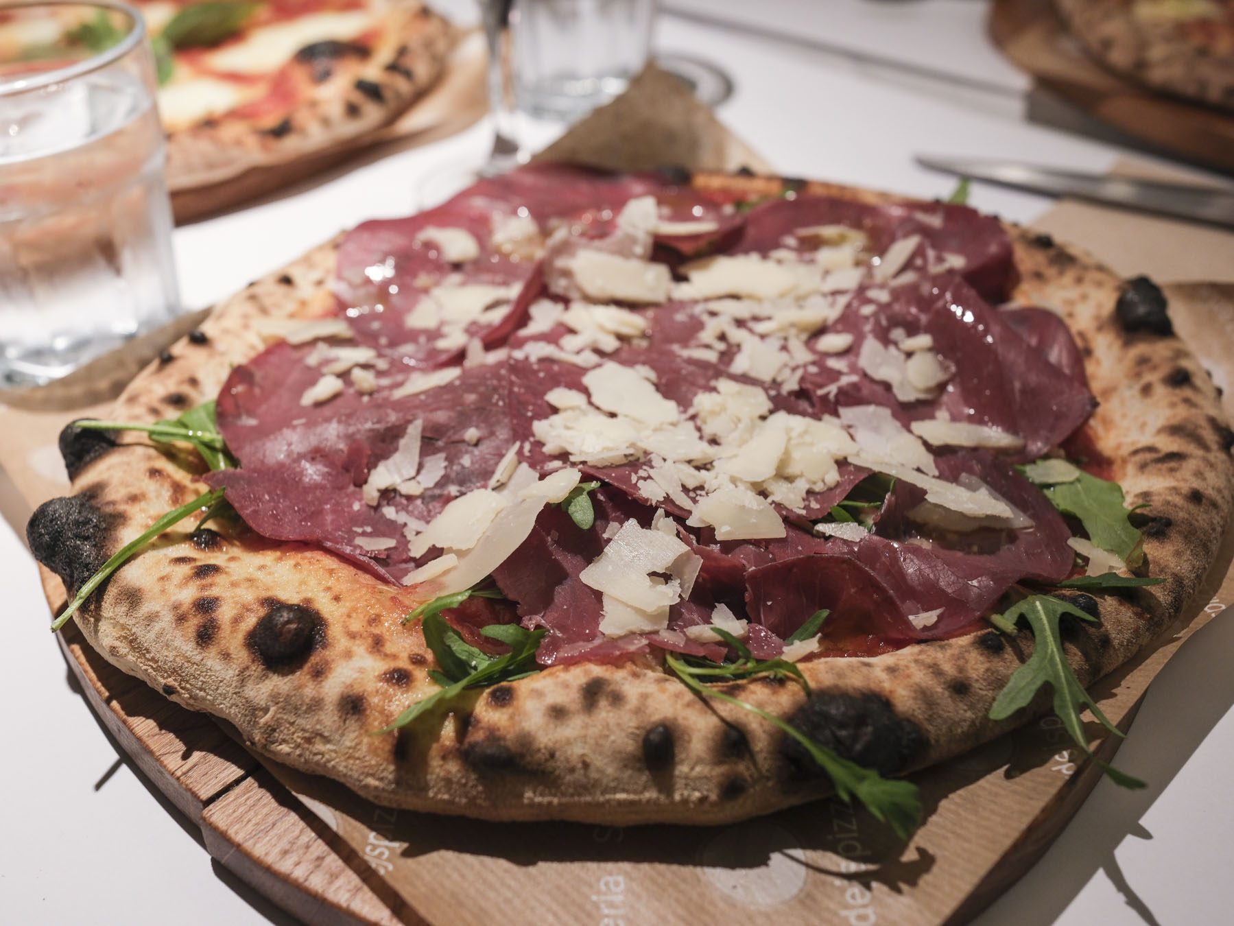 Pizza bresaola hos Surdejspizzeria 