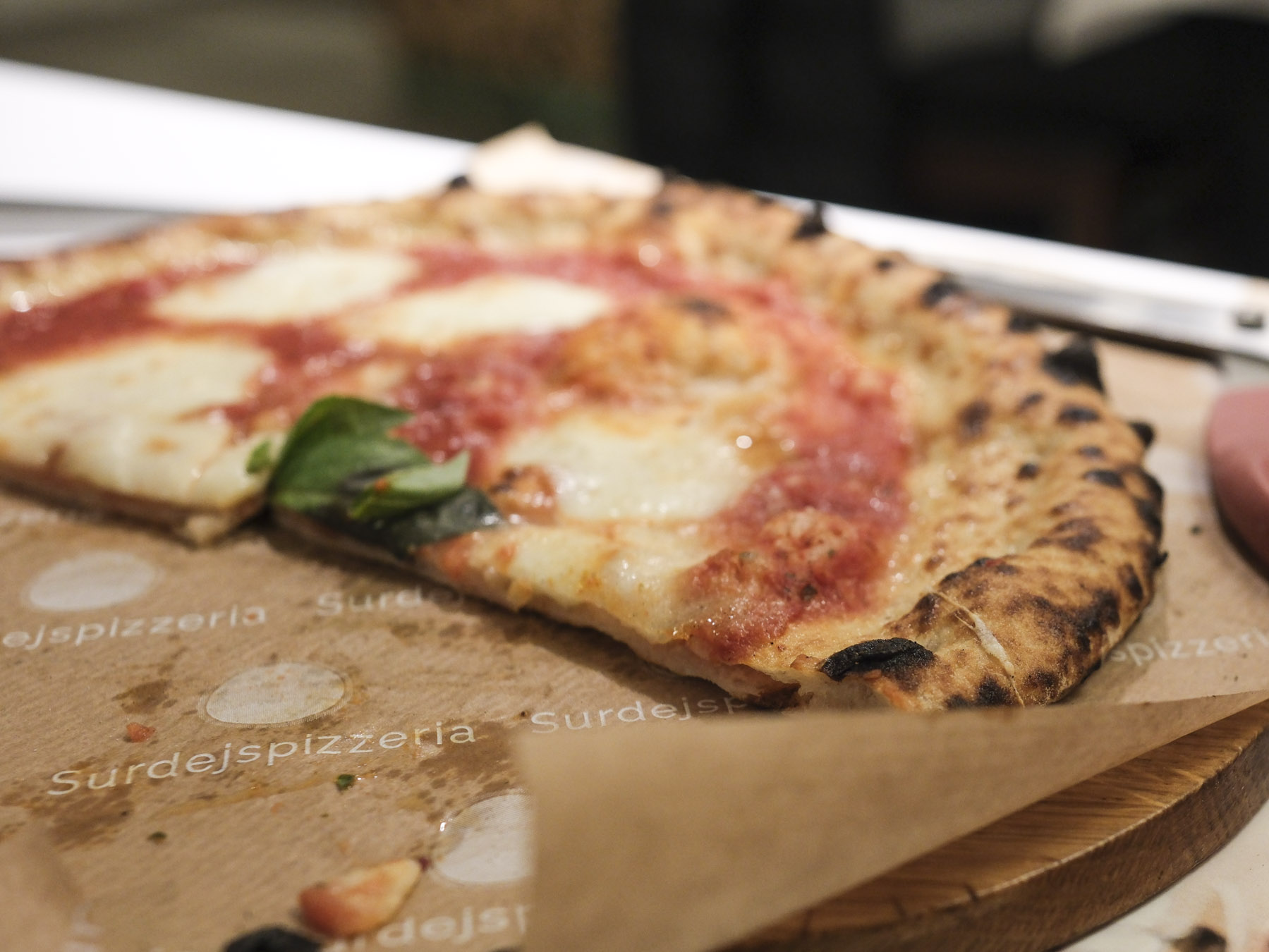 Se lige tykkelsen på bunden på den her pizza