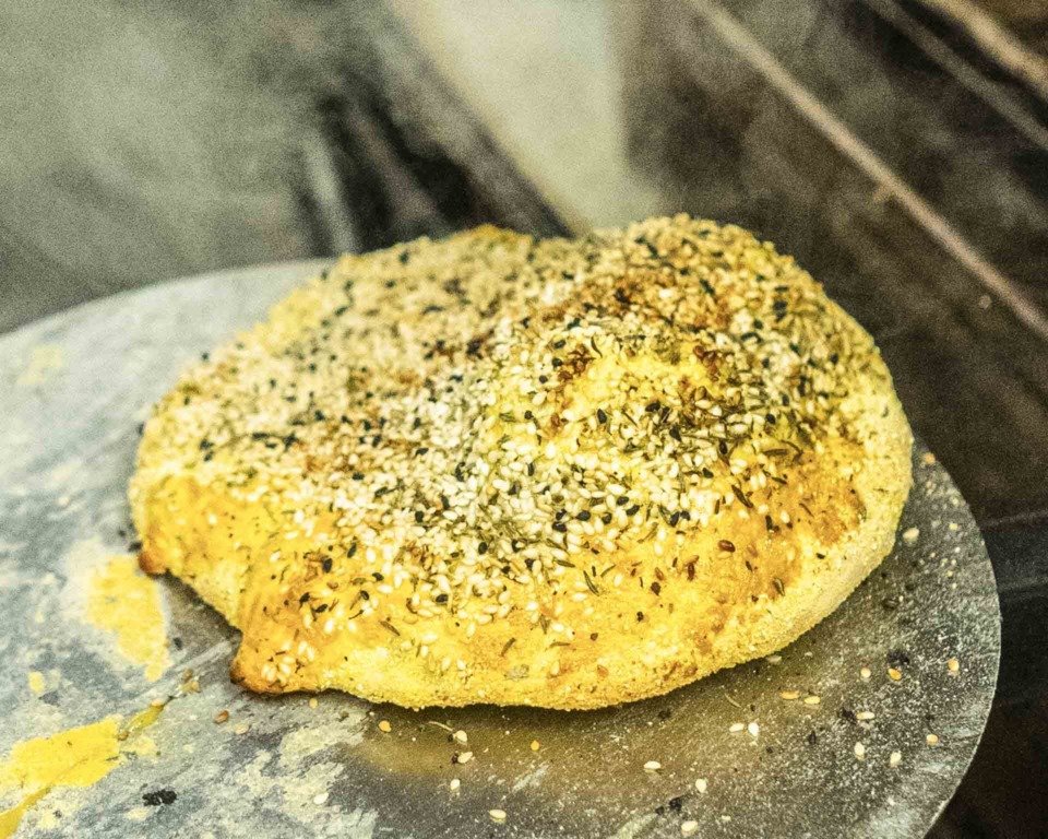 En hjemmebagt pitabrød hos Zaki Pita