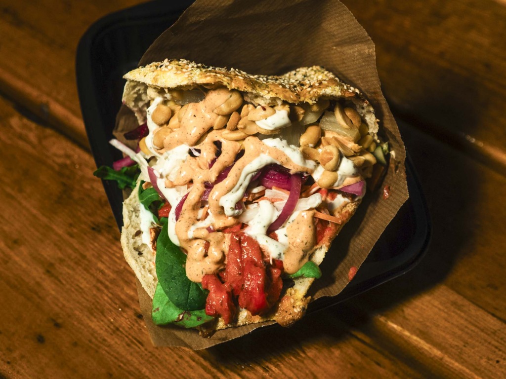 En pita med kylling hos V Zaki Pita