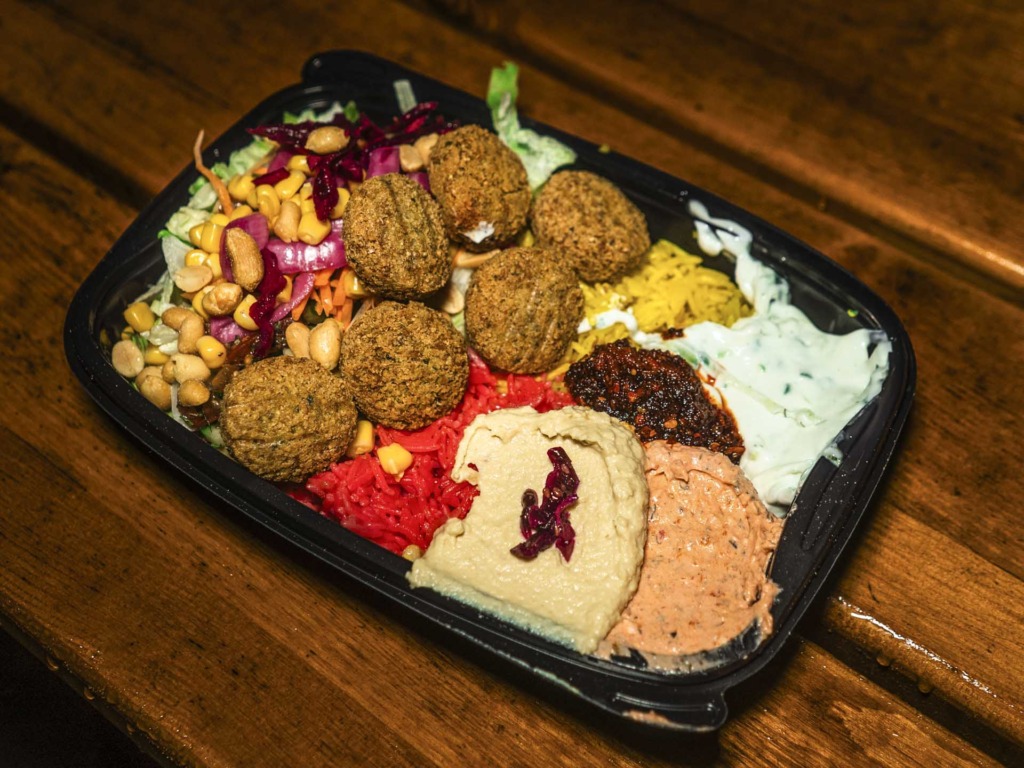 En bowl med falafler hos Zaki Pita
