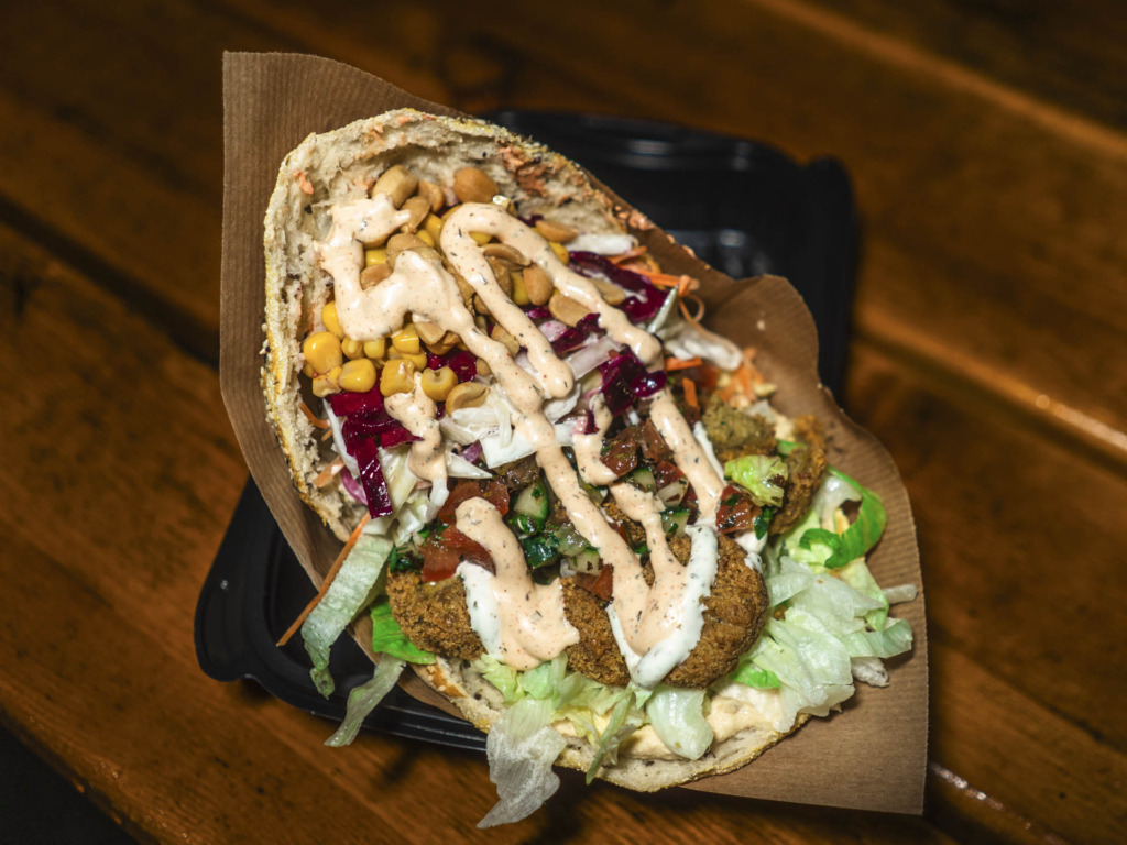 En pita med falafel hos Zaki Pita på Søren Frichs Vej i Åbyhøj