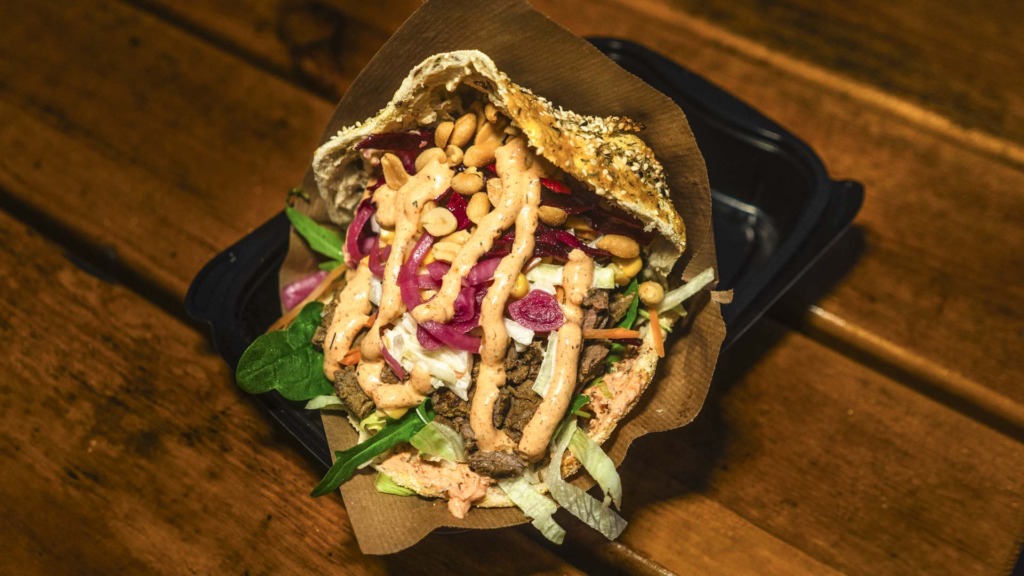En pita med oksekød hos Zaki Pita