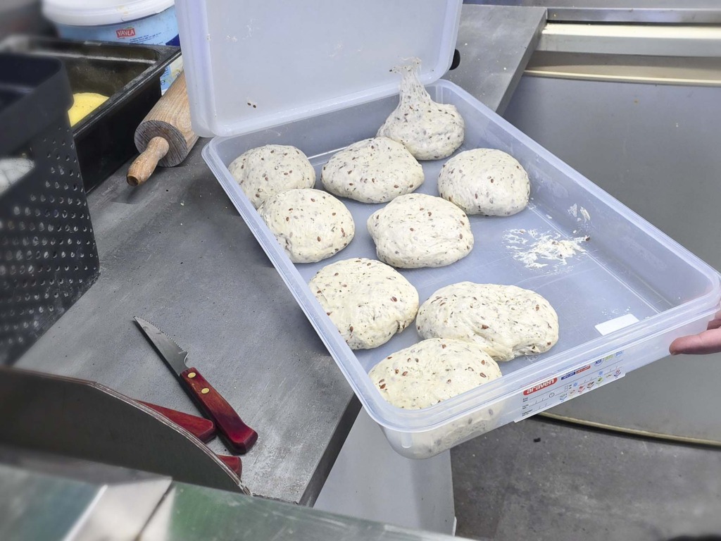 Dej til friskbagte pitaer hos Zaki Pita på Søren Frichs Vej