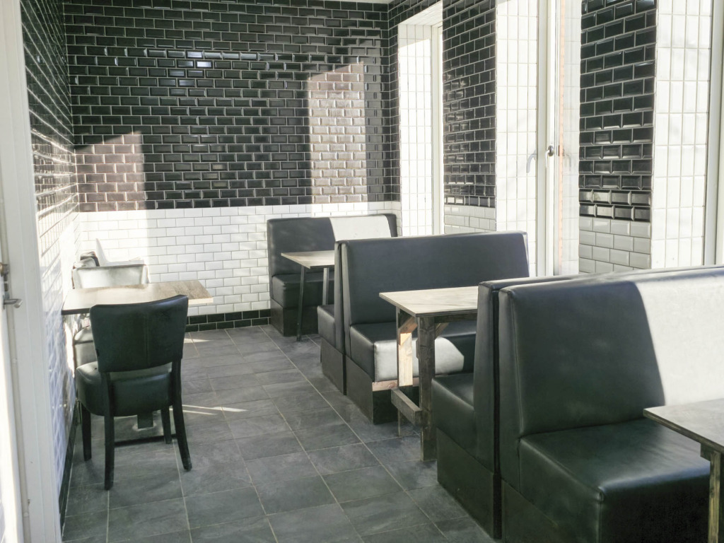 Man sidder fint hos Al Rayes &ndash; Pizza & Manakish i Brabrand