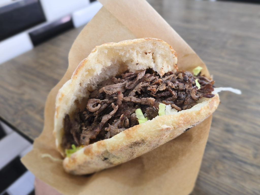 En pita hos Al Rayes &ndash; Pizza & Manakish i Gellerup i Aarhus