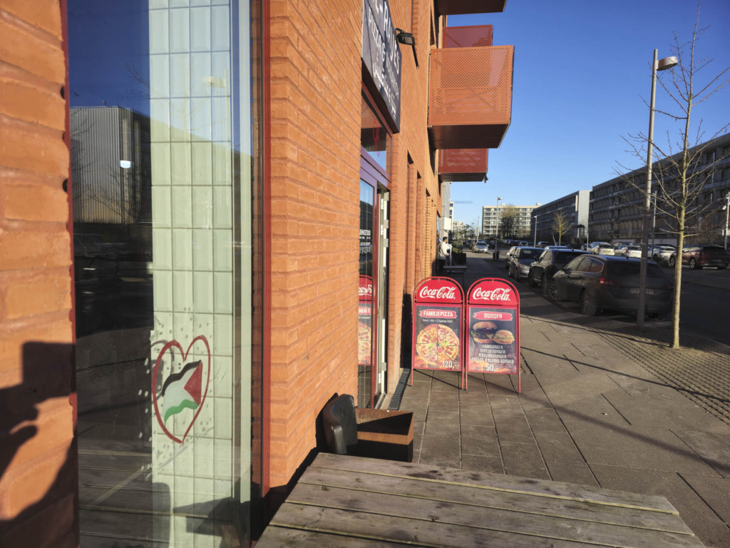 S&aring;dan ser omr&aring;det ud hos Al Rayes &ndash; Pizza & Manakish i Brabrand