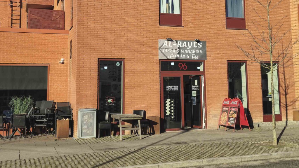 Al Rayes &ndash; Pizza & Manakish i Gellerup set udefra gaden af.