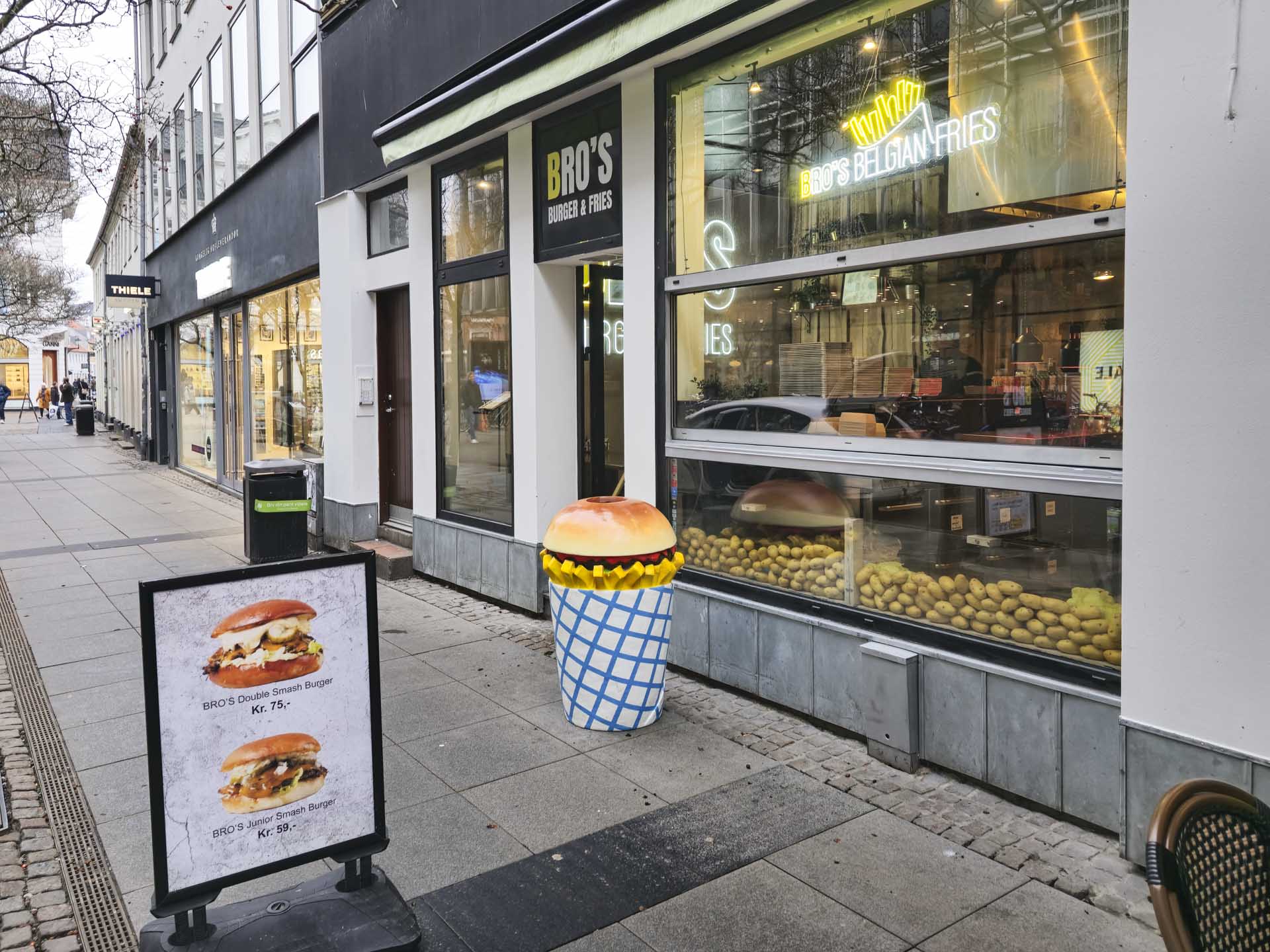 Bro’s Burger and Belgian Fries i Aarhus C set ude fra Immervad af.
