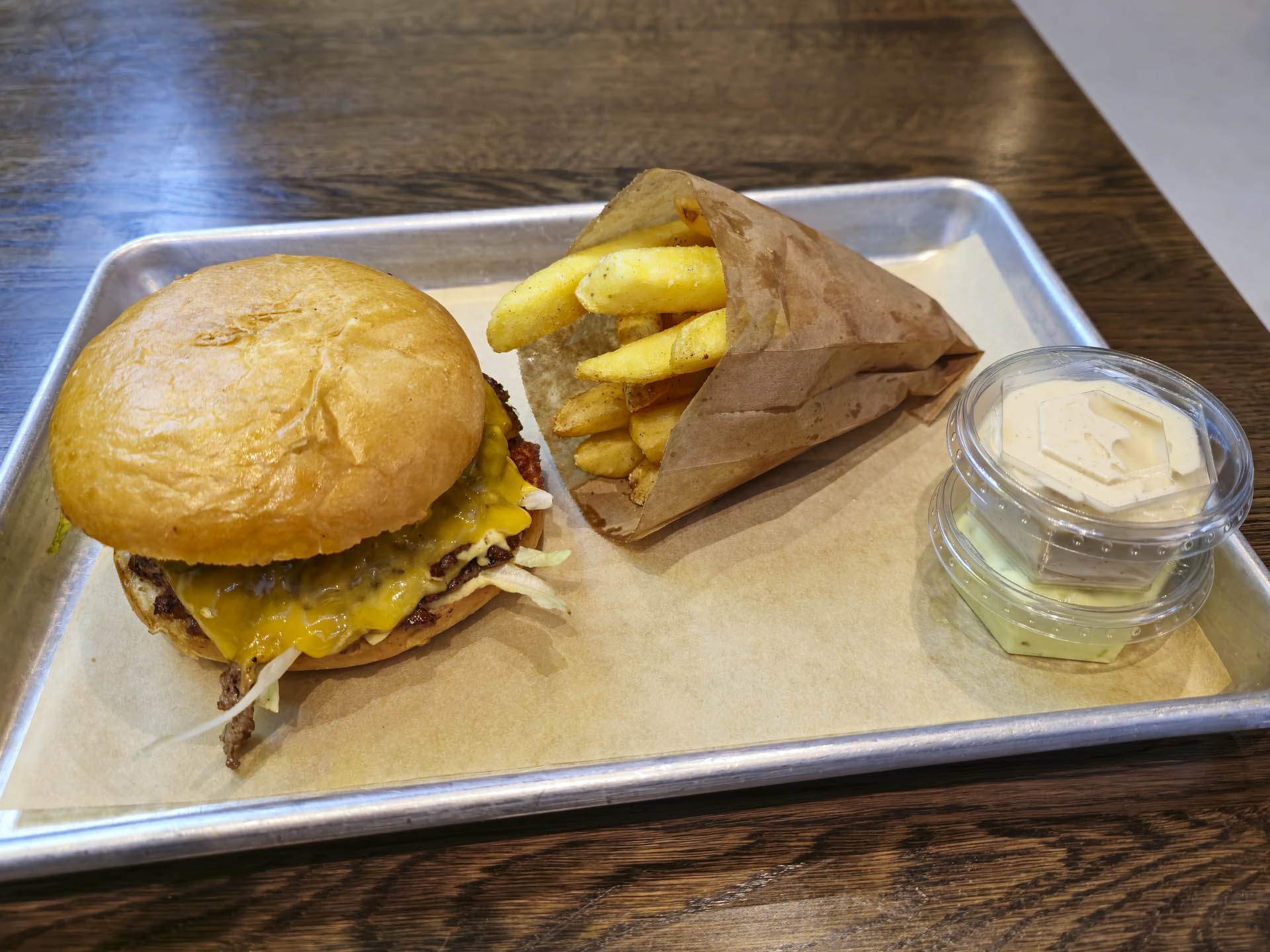 En burger hos Bro’s Burger and Belgian Fries ved åen i Aarhus