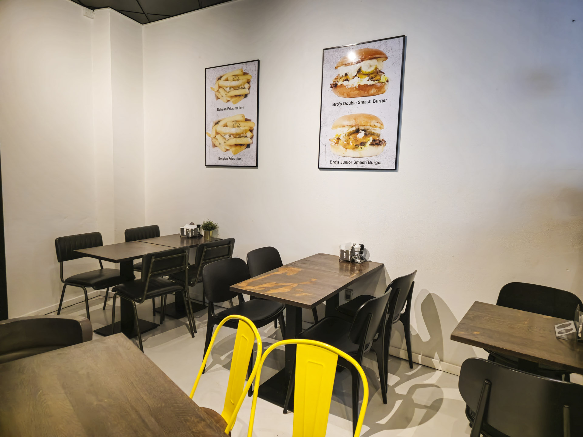 Her er borde og stole hos Bro’s Burger and Belgian Fries i Aarhus C