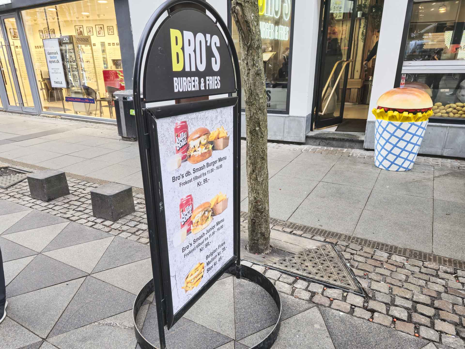 Dagens tilbud på et skilt foran Bro’s Burger and Belgian Fries i Aarhus C
