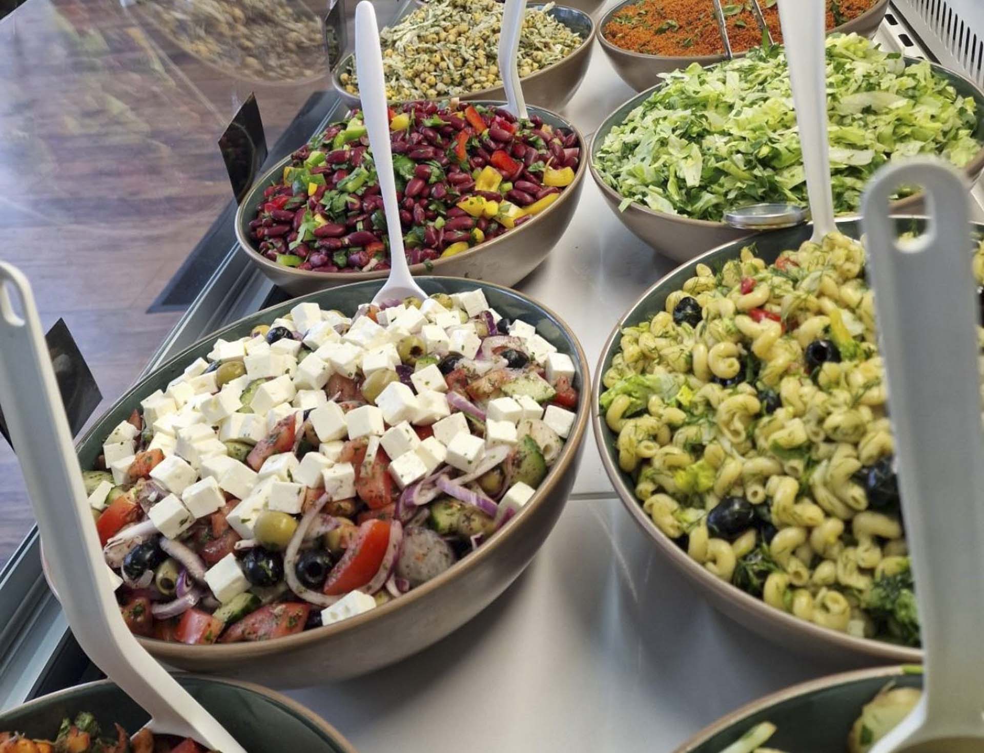 En græsk salat med fetaost hos Greenzzz Kitchen.