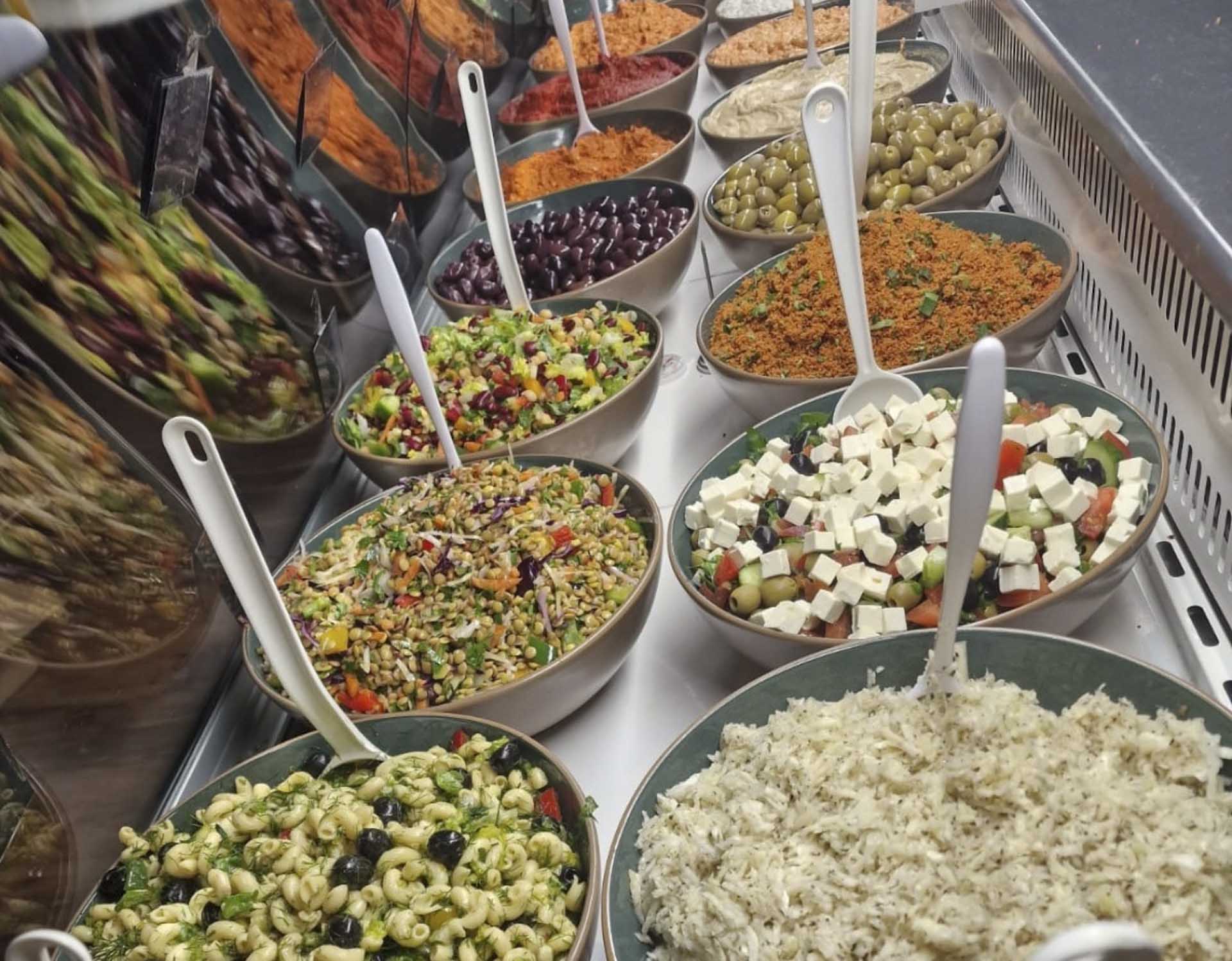 Her ser vi noget af maden i disken hos Greenzzz Kitchen i Aarhus C.