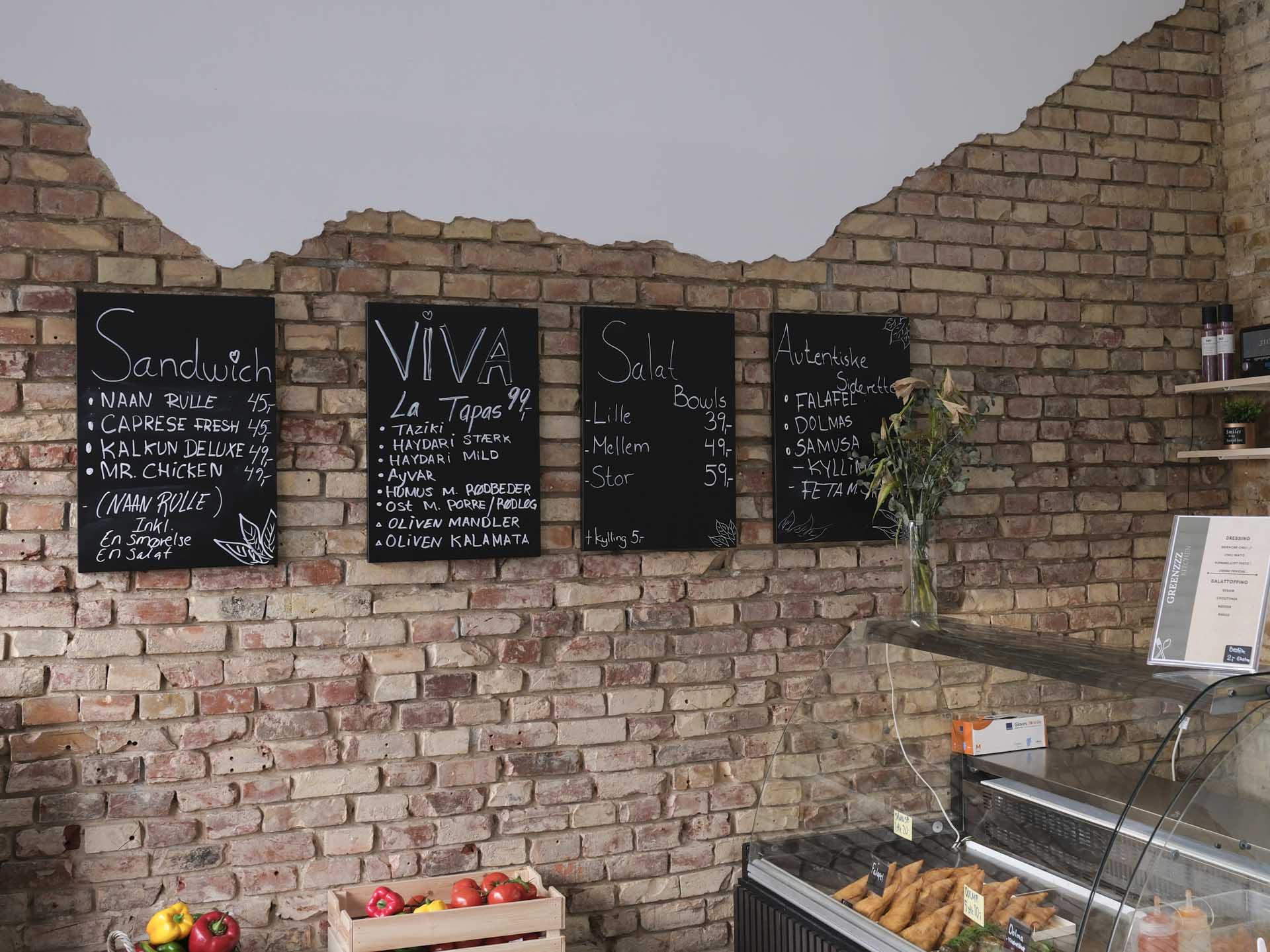 Her er nogle tavler med menuer på hos hos Greenzzz Kitchen i Nørregade.