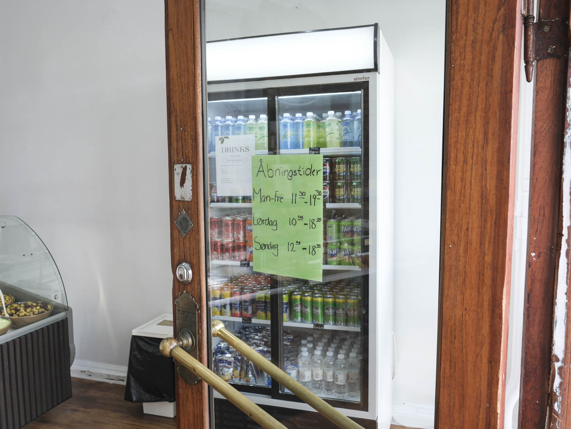 Her ser vi et billede af af åbningstider hos Greenzzz Kitchen i Nørregade.