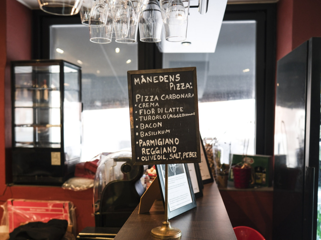 Skilten på disken hos Markus Pizzeria