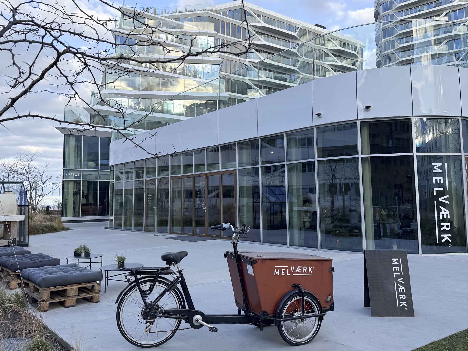 Der er loungestole uden for Melværk på Aarhus Ø i Aarhus.