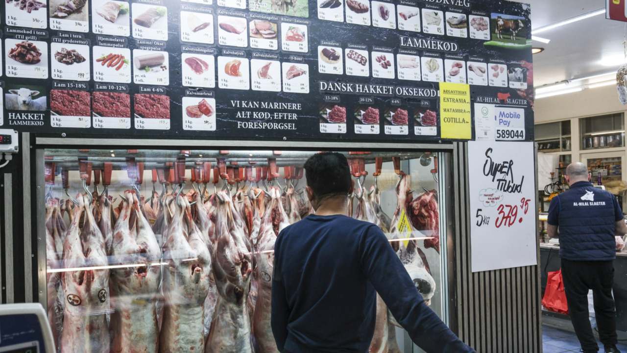Lidt af pristavlen hos Al Hilal Slagter i Bazar Vest