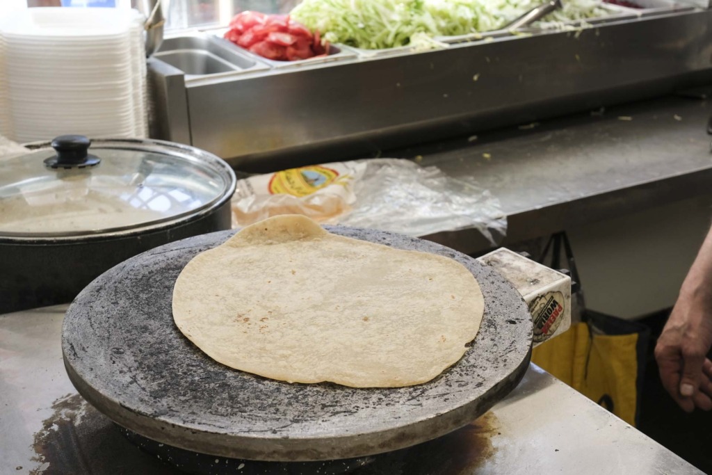 En hjemmebagt fladbrød hos Aladdin i Bazar Vest