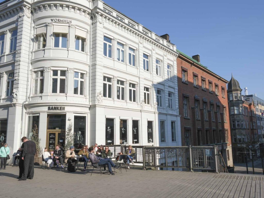 Banken i Aarhus C set udefra Clemens Bro af.