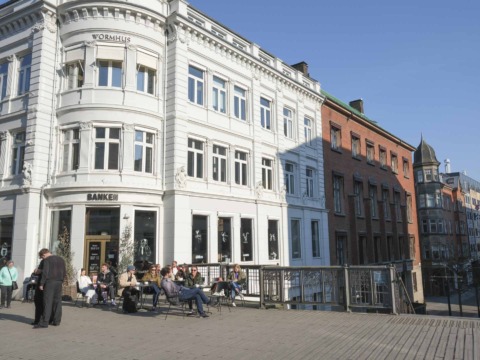 Banken i Aarhus C set udefra Clemens Bro af.