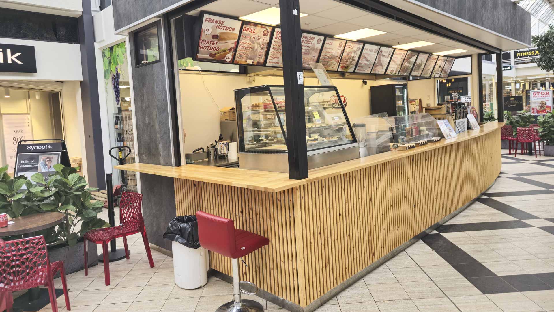 Man kan ikke undgå at se Grillbaren i Viby Centret.