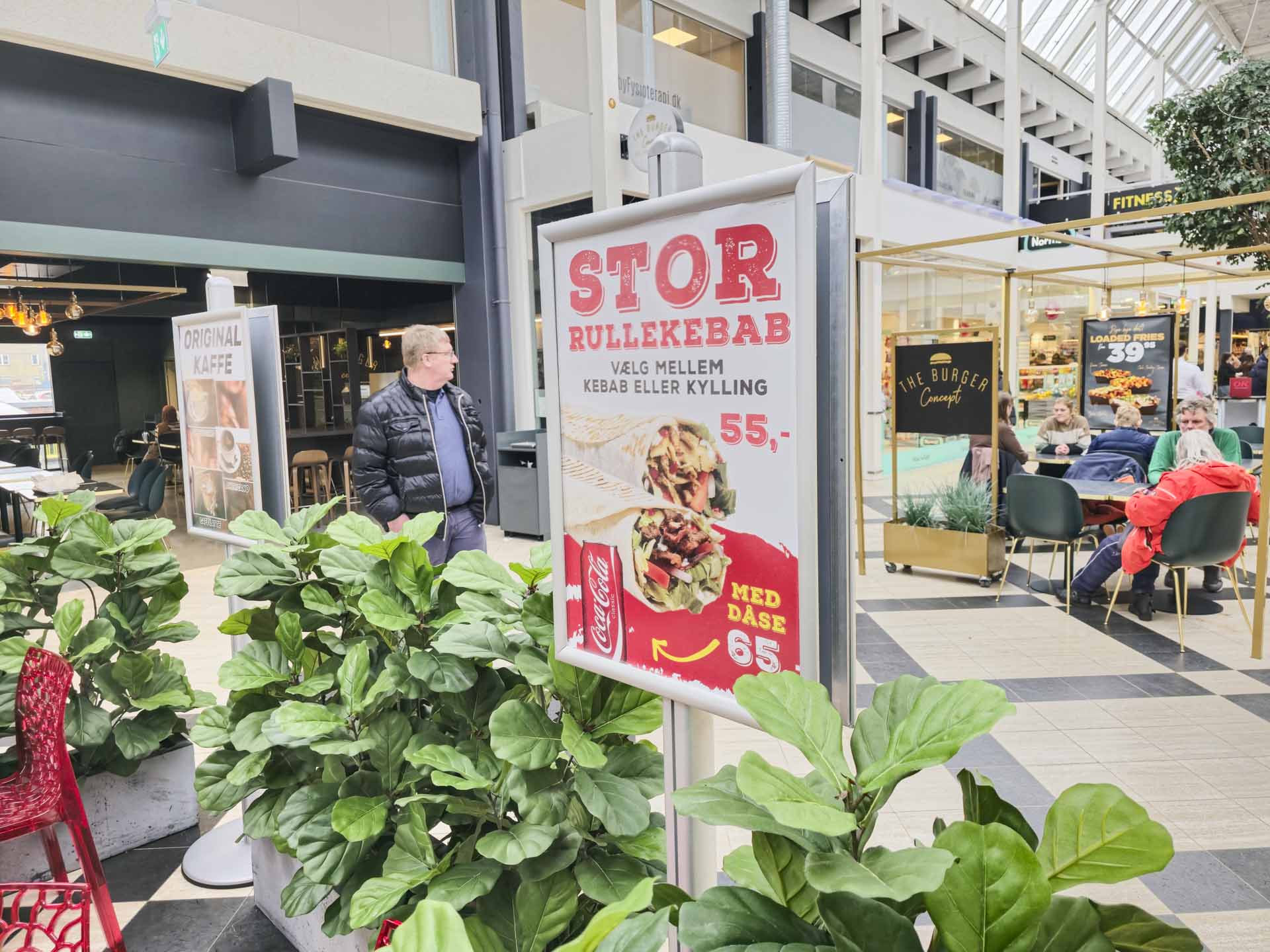 En stor rullekebab hos Grillbaren i Viby Centret