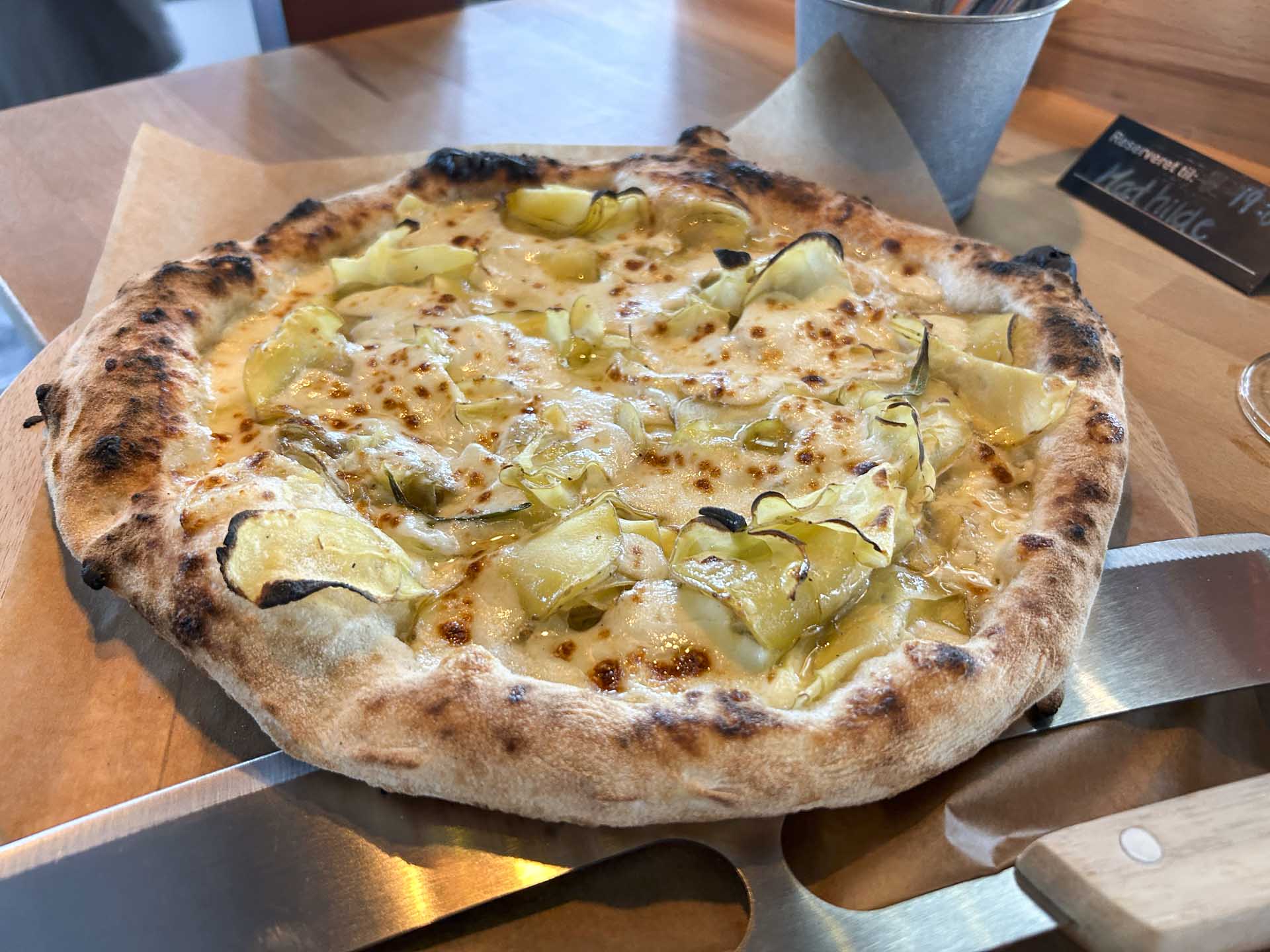 En pizza med kartofler hos Hantwerk på havnen i Aarhus C.