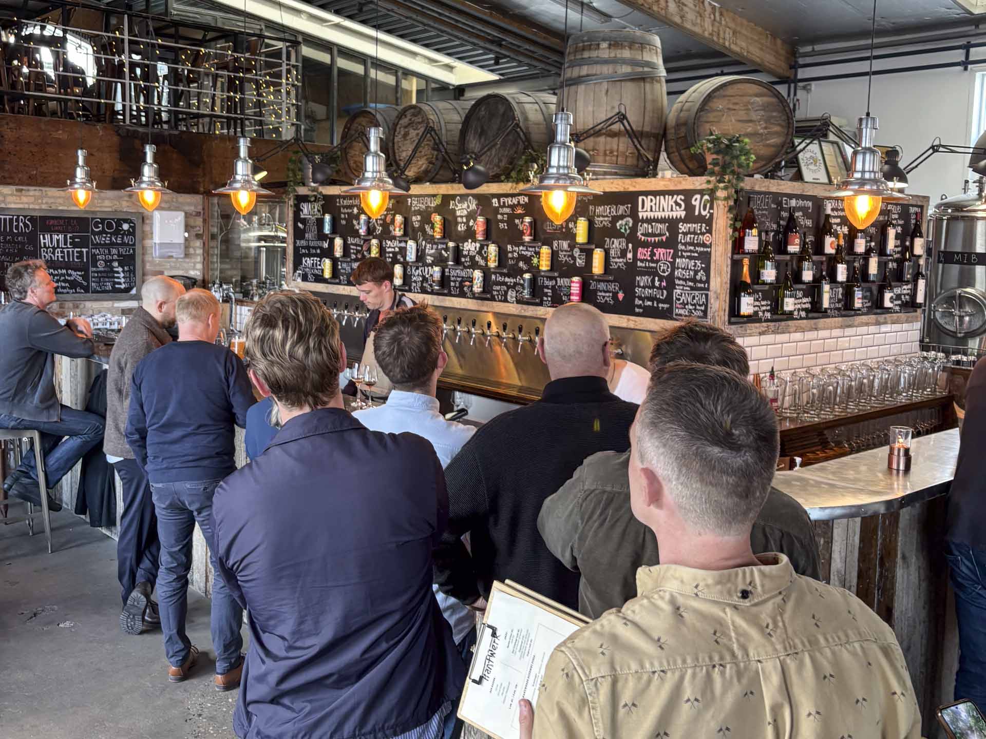 Kø til baren hos Hantwerk.