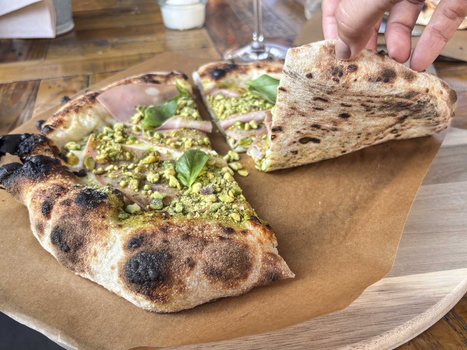 Bunden på en pizza hos Hantwerk på havnen i Aarhus C