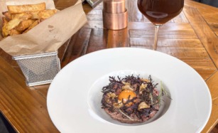 Tatar og pomfritter hos Hantwerk på havnen i Aarhus.