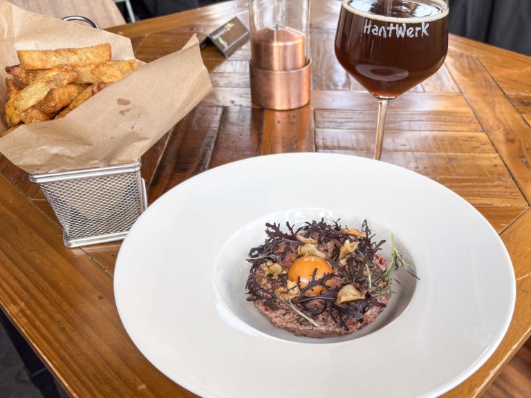 Tatar og pomfritter hos Hantwerk på havnen i Aarhus.