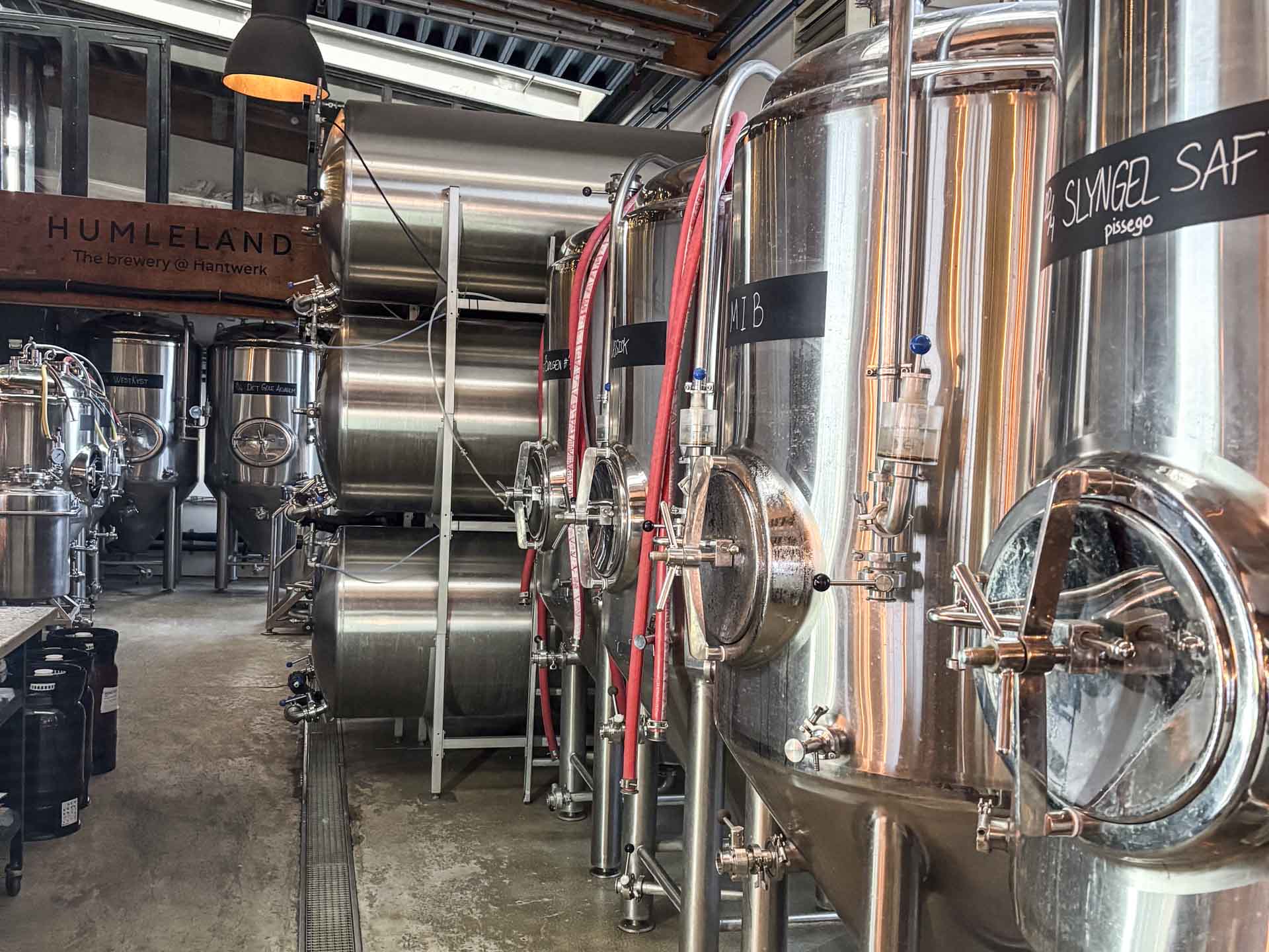 Der er noget charme over at sidde og spise blandt øltanke i et bryggeri.
