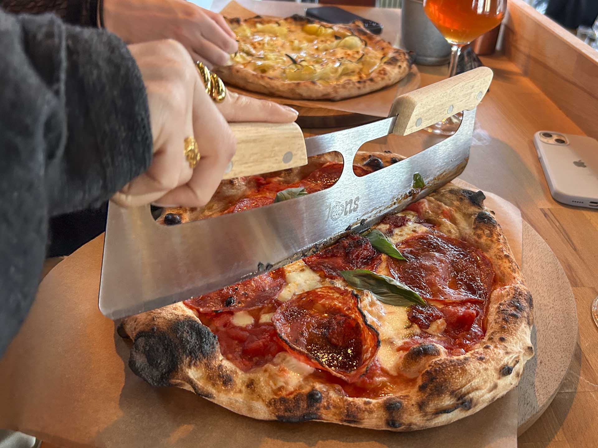 Man skærer selv sin pizza over hos Hantwerk i Aarhus.
