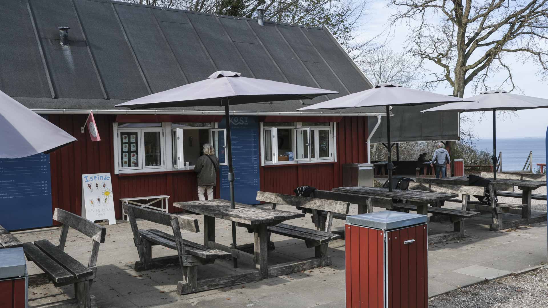 Der er fint med parasoller hos Køst Ørnereden i Marselisborgskoven.