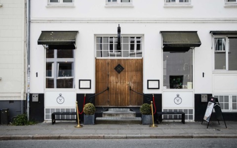 Restaurant Klokken i Aarhus C set udefra gaden af.